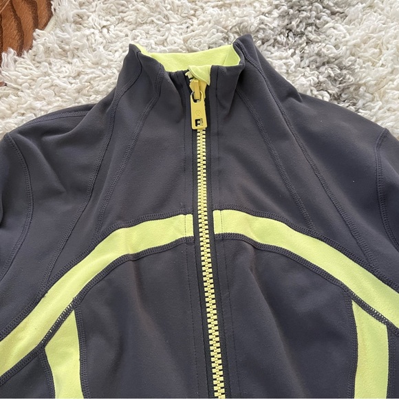 Lululemon track jacket sz6 - Picture 2 of 6